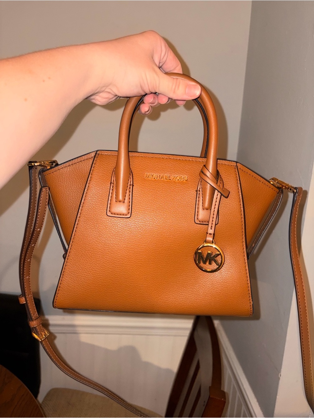 MICHAEL KORS AVRIL
SMALL ZIP CROSSBODY
SATCHEL SHOULDER BAG PURSE CAMEL